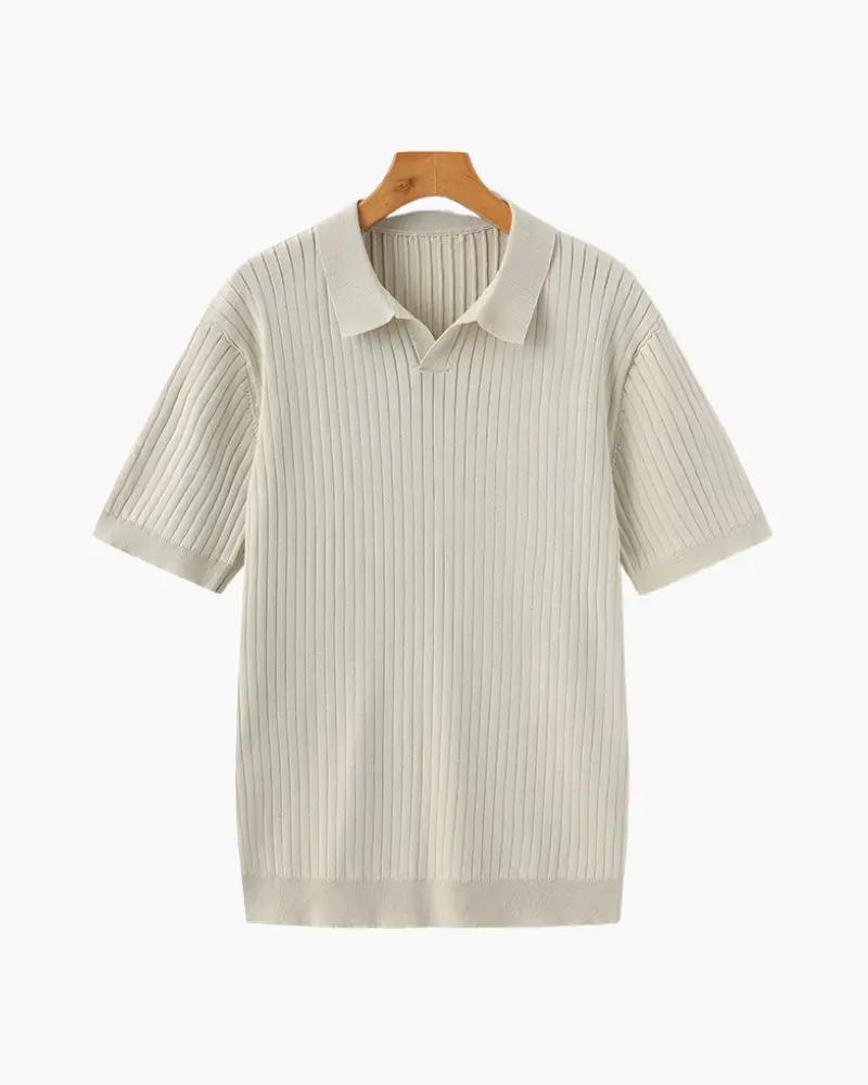 Polo en maille côtelée beige de la marque Old Money, coupe ajustée, col classique, détail en relief.