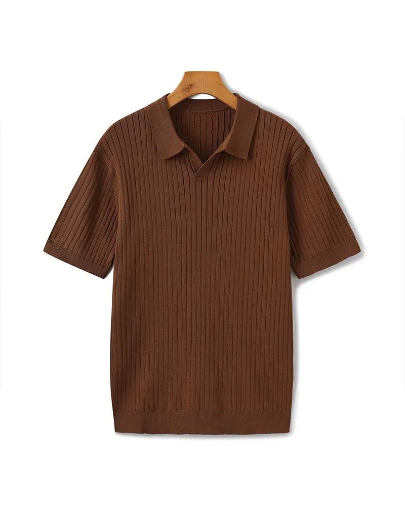 Polo en maille côtelée beige de haute qualité de la marque Old Money, vu de face, ajusté et classique.
