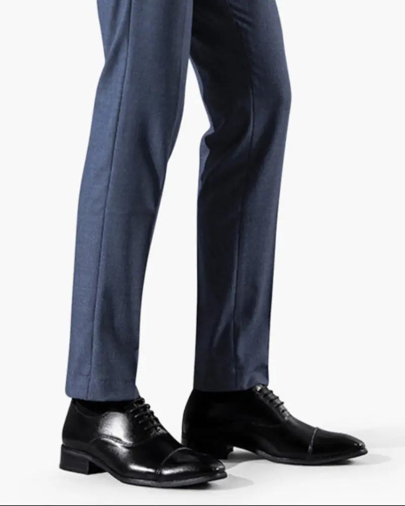 Chaussures en cuir classiques de la marque Old Money, modèle noir en taille EU 38, visibles avec détails en cuir élégant.