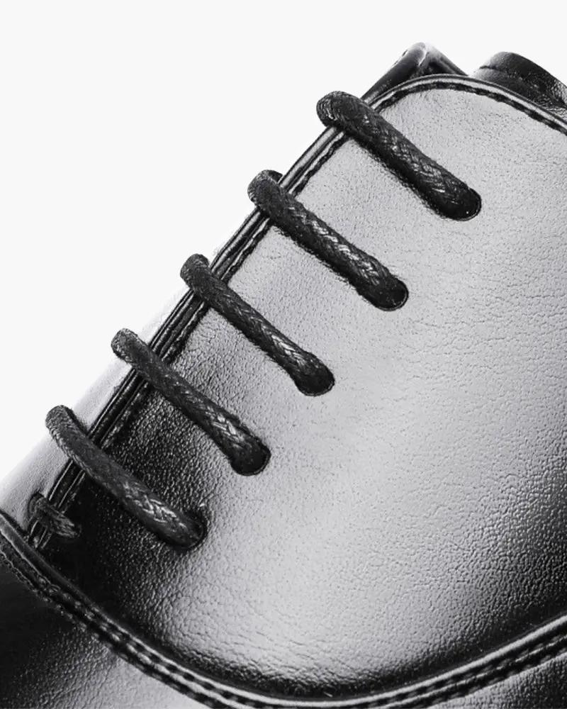 Chaussures en cuir classiques de la marque Old Money, en noir, taille européenne 38, vue de face sur fond blanc.