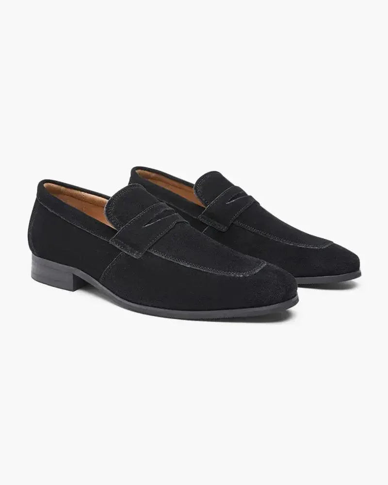 Mocassins en suède Old Money, modèle Penny Loafers, couleur noire, taille européenne 39, vue de face sur fond blanc.