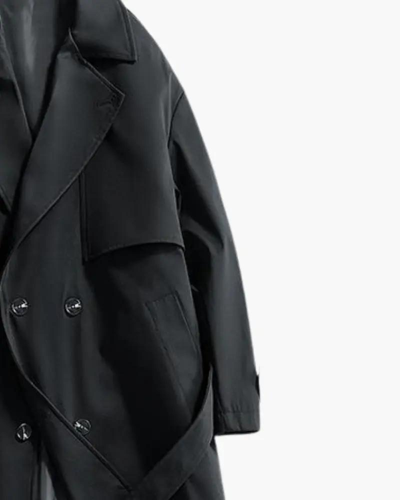 Manteau trench classique pour homme, double-breasted, en noir, par Old Money, avec ceinture et boutons devant.