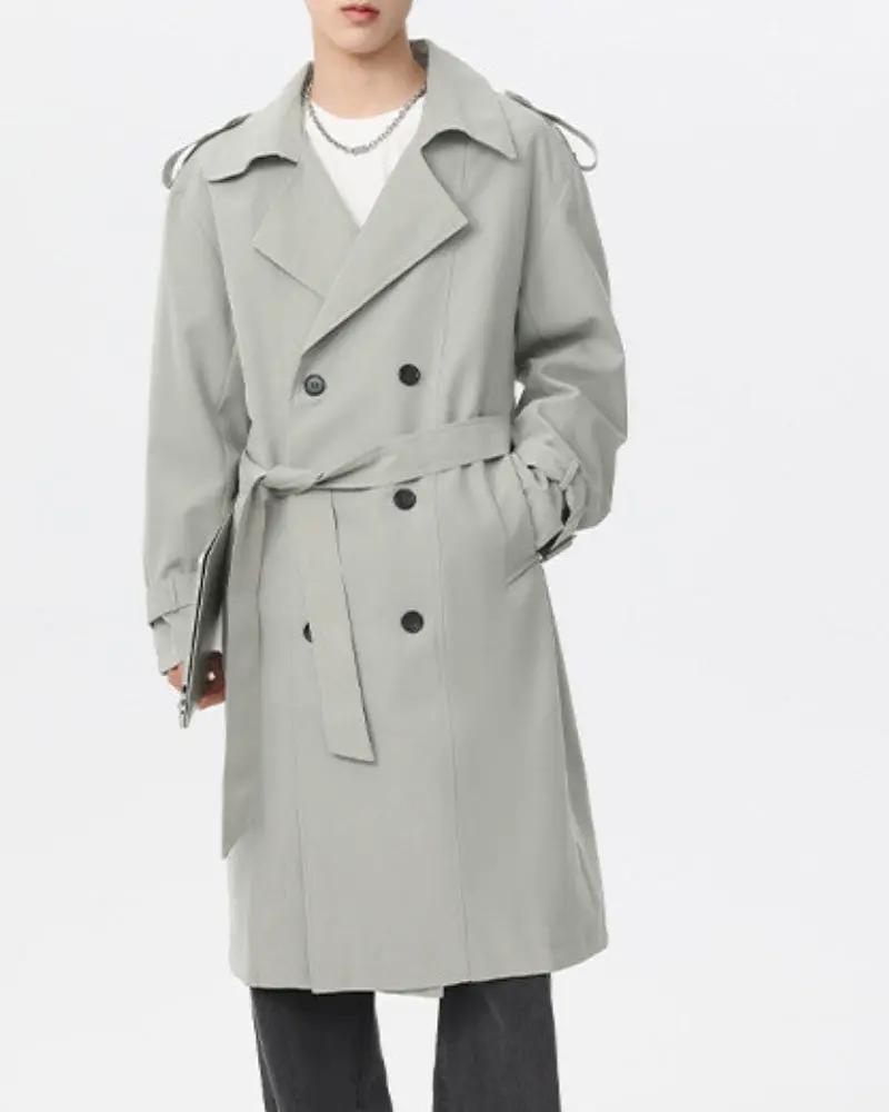 Manteau trench classique à double boutonnage de Old Money, en tissu noir, avec ceinture et col élégant, pour un style intemporel.