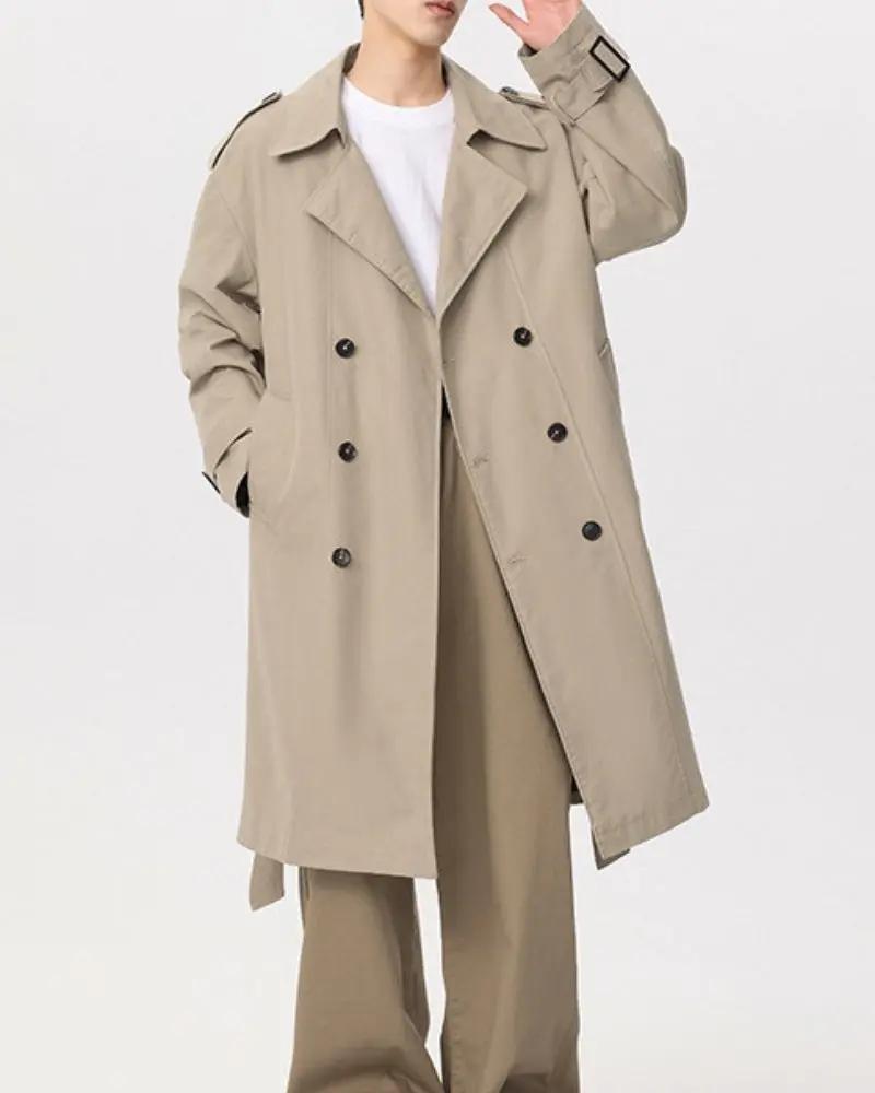 Manteau trench classique à double boutonnage noire de la marque Old Money, vue de face avec col et boutons apparents.
