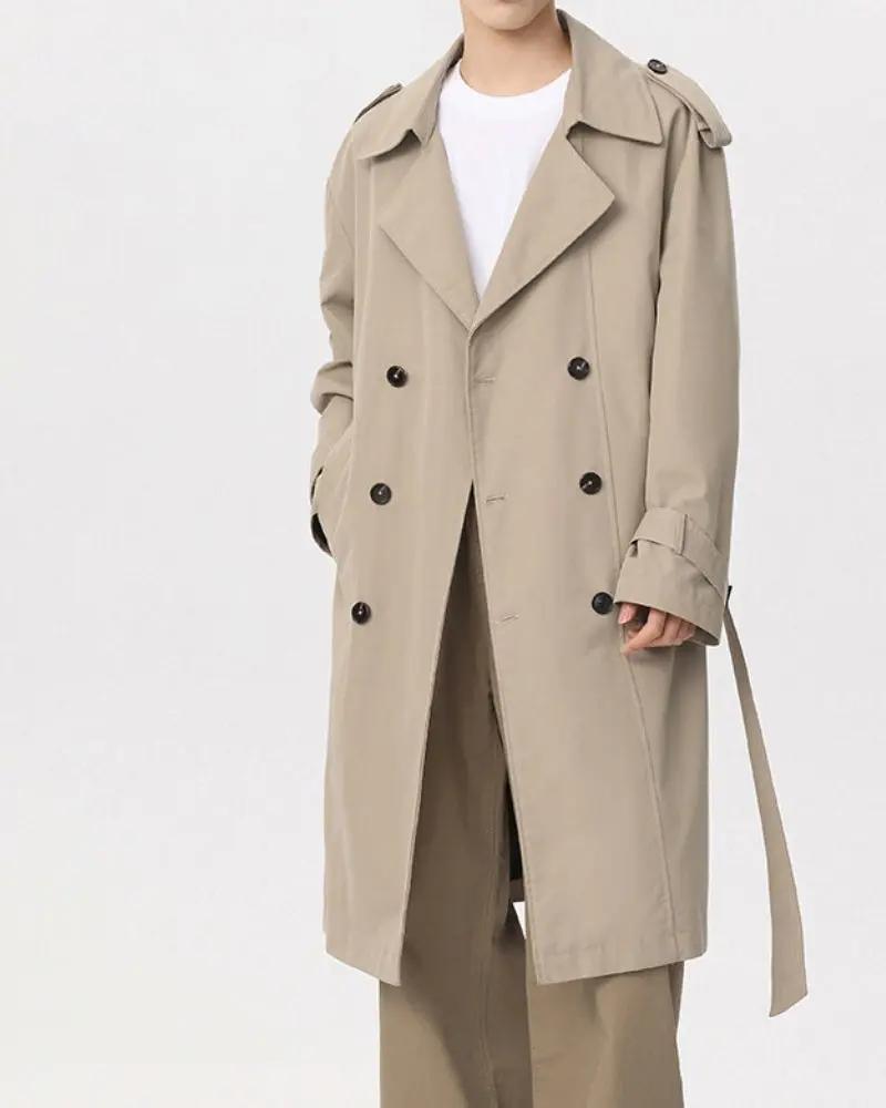 Manteau trench classique à double boutonnage en noir de la marque Old Money, vue sur le devant avec col et boutons apparents.