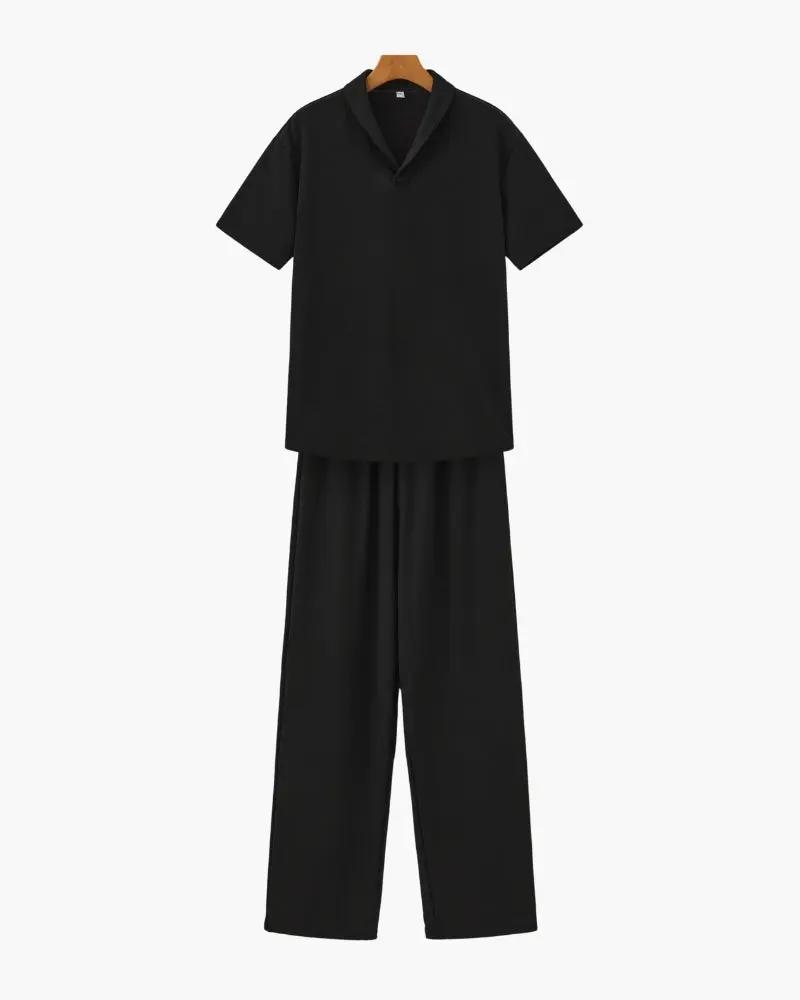 Ensemble polo en coton noir et pantalon de la marque Old Money, vue de l’avant, idéal pour un look décontracté et élégant.