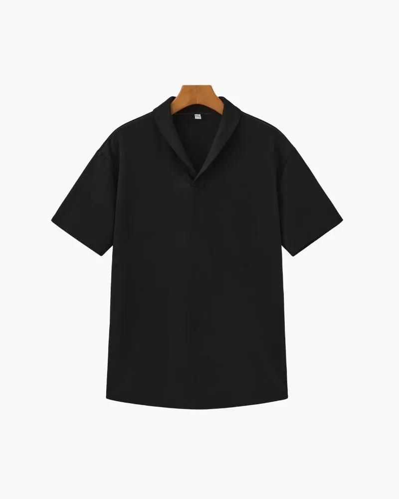 Ensemble polo en coton noir et pantalon pour homme de la marque Old Money, vue de face avec détails des vêtements.