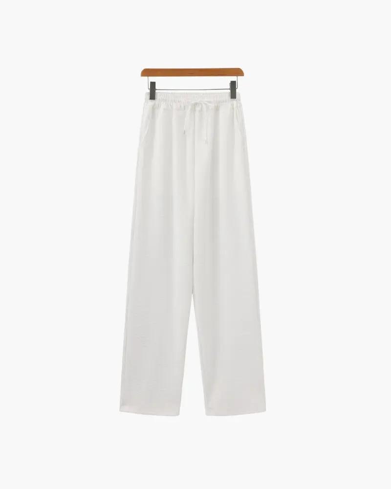 Ensemble polo en coton noir et pantalon pour homme de la marque Old Money, tenue élégante et décontractée.