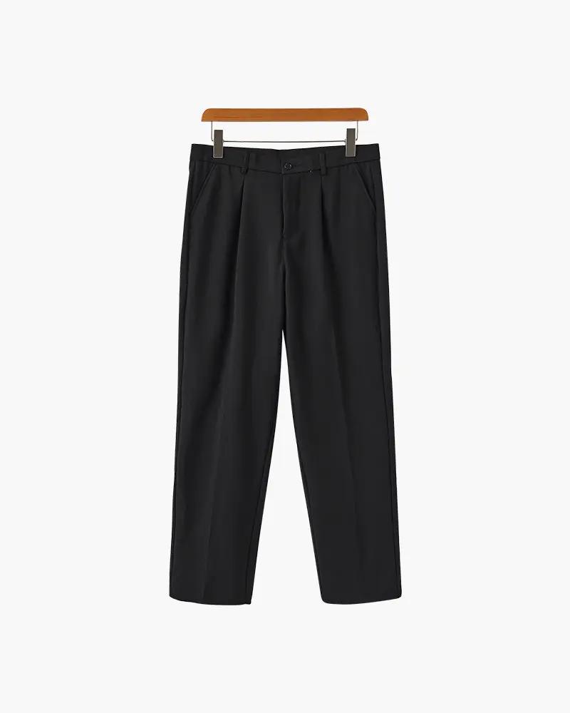 Pantalon Paris à coupe large de la marque Old Money, en tissu noir élégant, porté par un modèle.