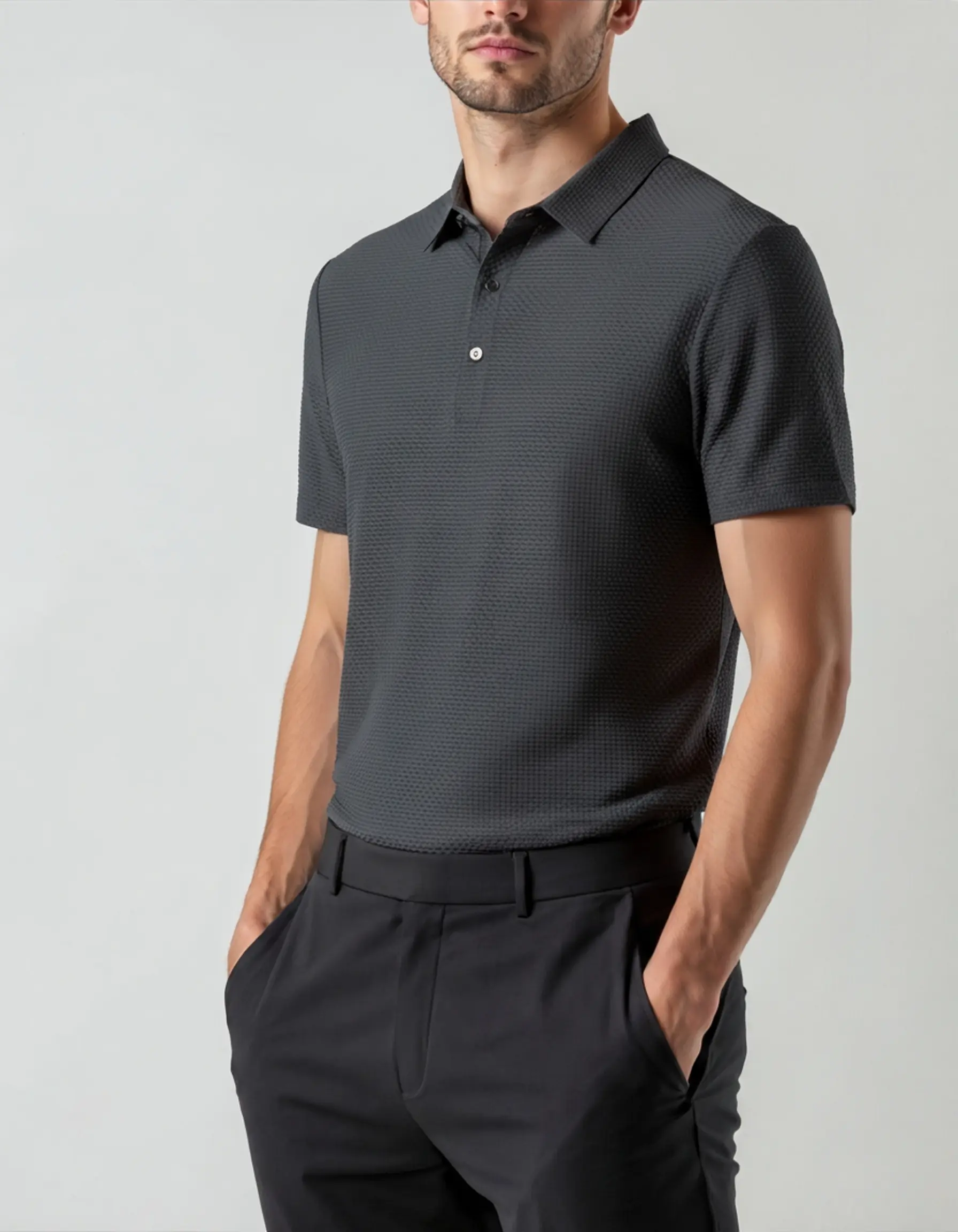Polo en soie noir Old Money Prestigio Silk Polo anti-rides porté par un mannequin, détails du col et coupe élégante visible.