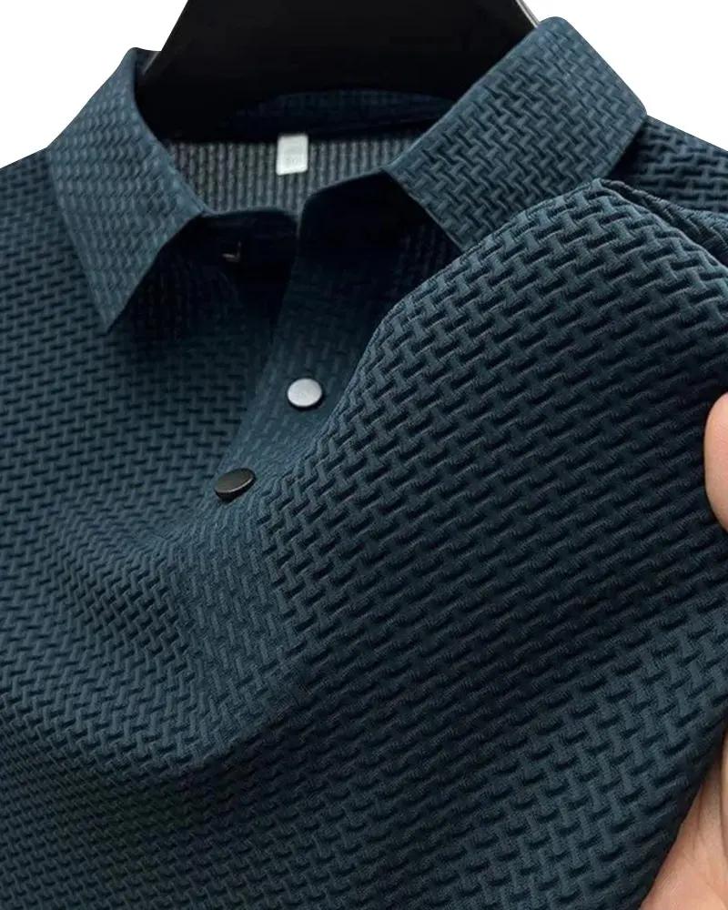 Polo en soie Prestigio Silk Old Money noir avec col classique, tissu anti-rides, porté par un mannequin.