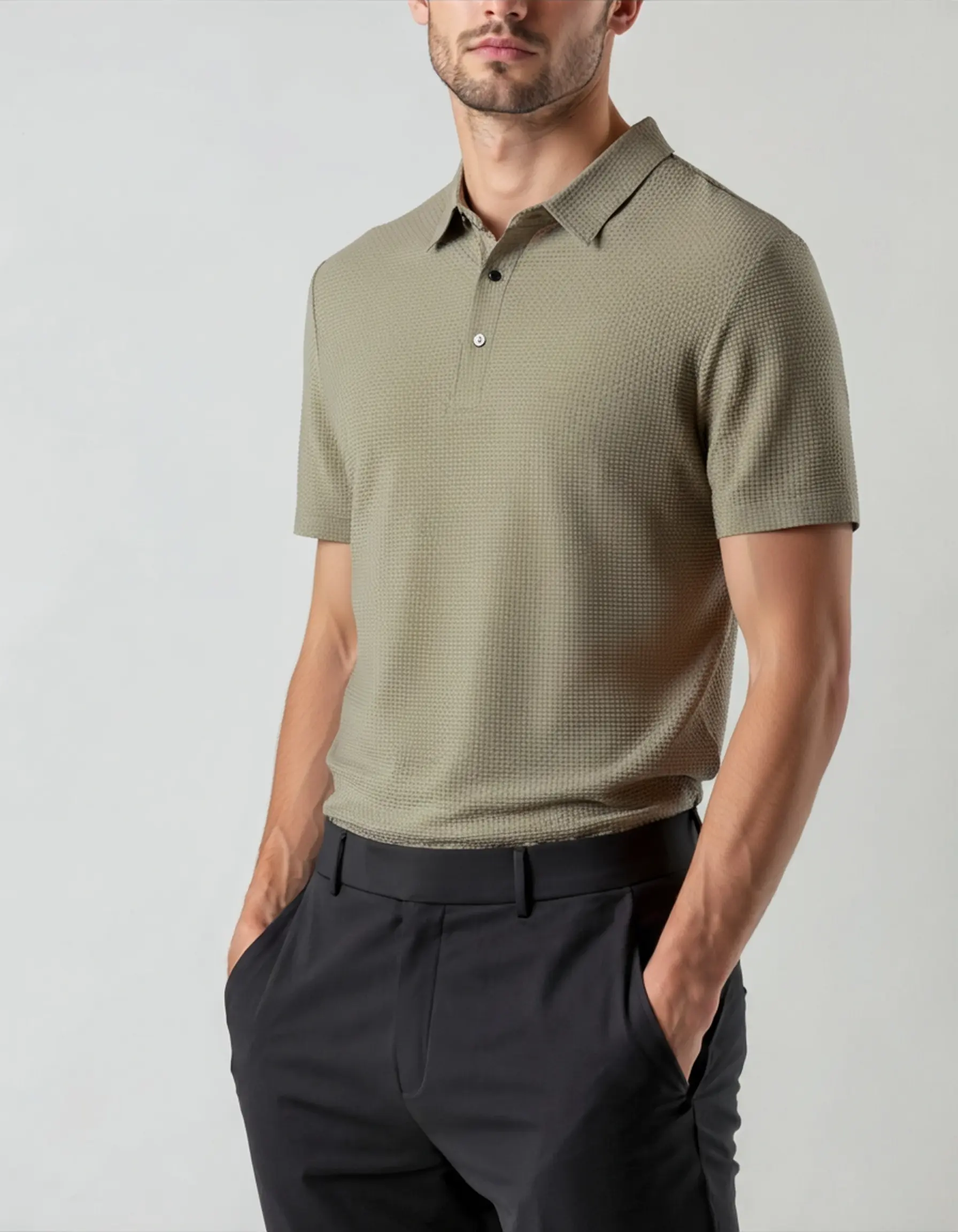 Polo en soie Prestigio Silk Polo sans plis de marque Old Money, en noir, porté, avec col et boutons.