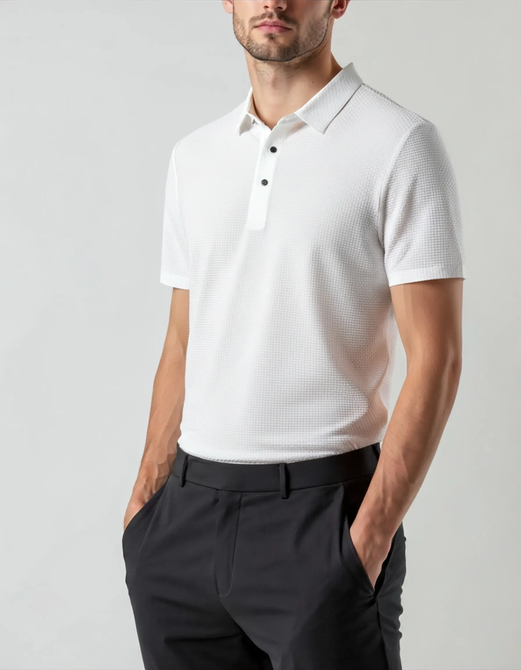 Polo en soie Prestigio Silk de Old Money, noir, anti-ride, porté sur mannequin avec col et boutons.