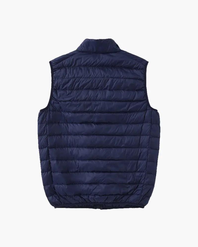 Gilet matelassé noir Old Money, léger et chaud, avec col montant et fermeture éclair, porté en extérieur.