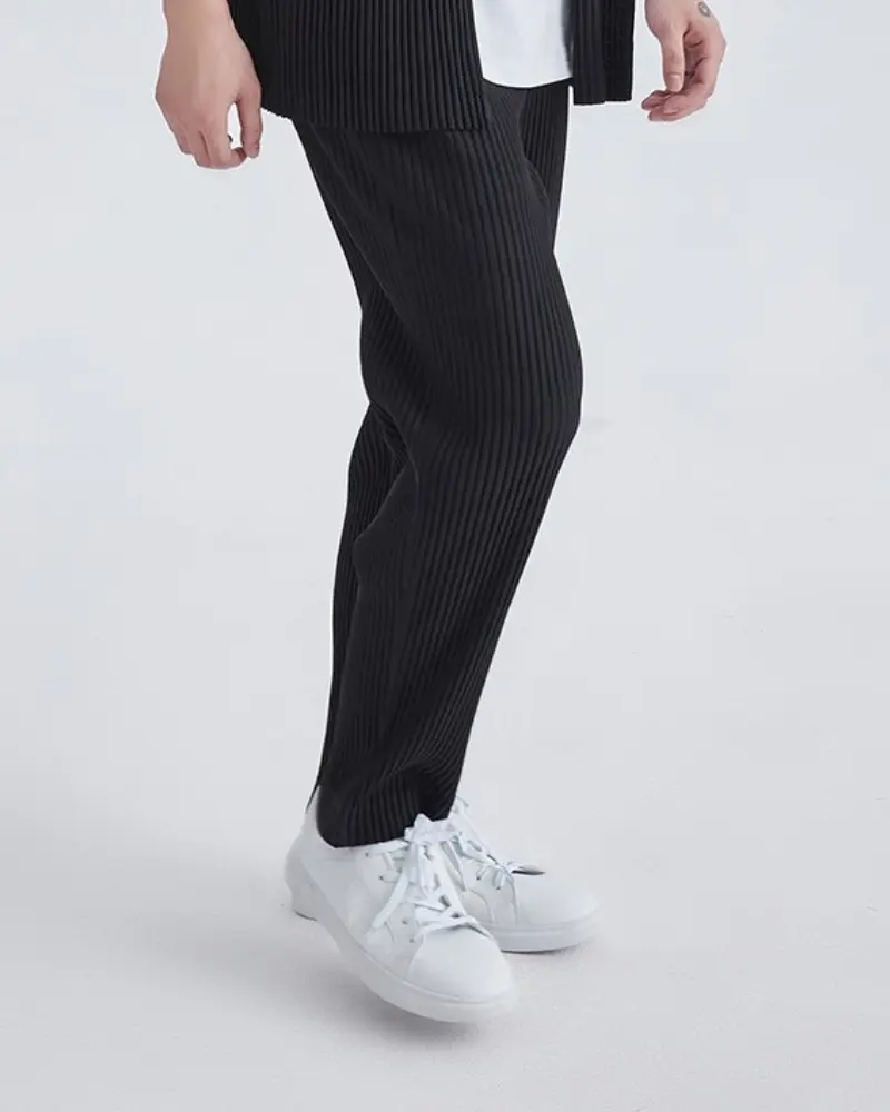 Pantalon en coton côtelé noir de la marque Old Money, coupe ajustée et style décontracté, visible sur l’image.