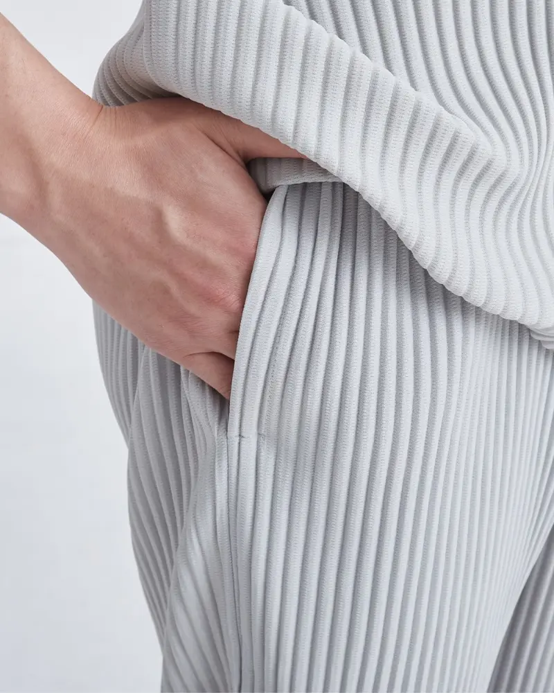 Pantalon en coton côtelé noir Old Money, coupe droite avec taille élastique, porté sur un mannequin.