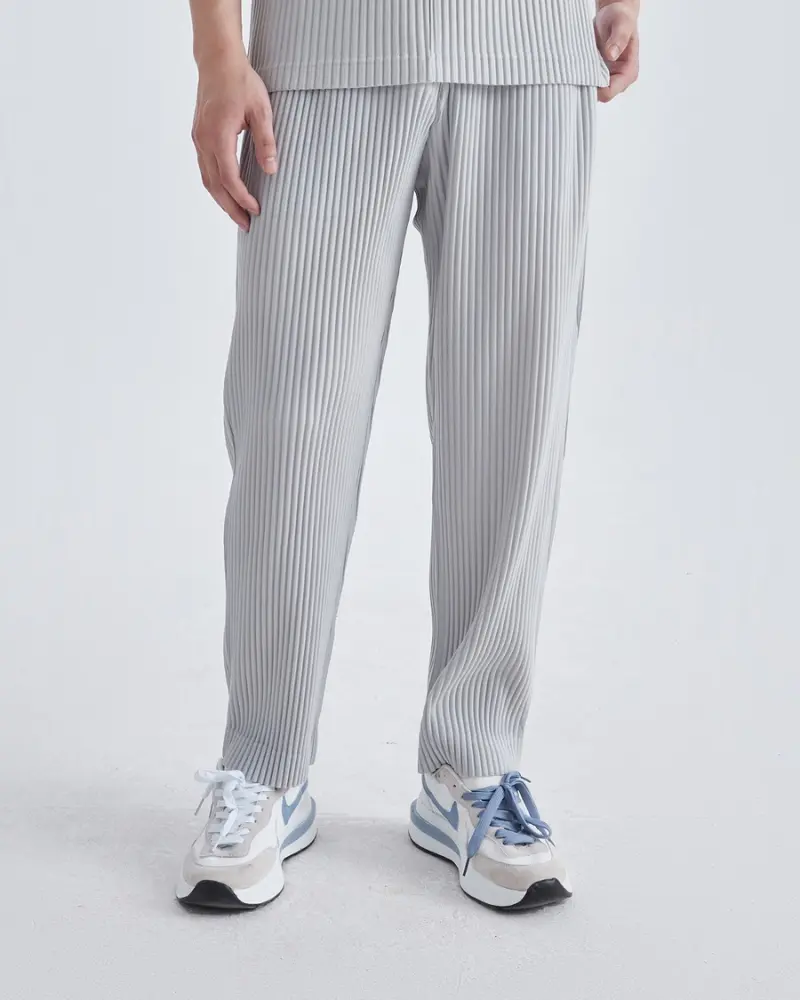 Pantalon en coton côtelé noir de la marque Old Money, coupe droite et texture rayée visible sur l'image.