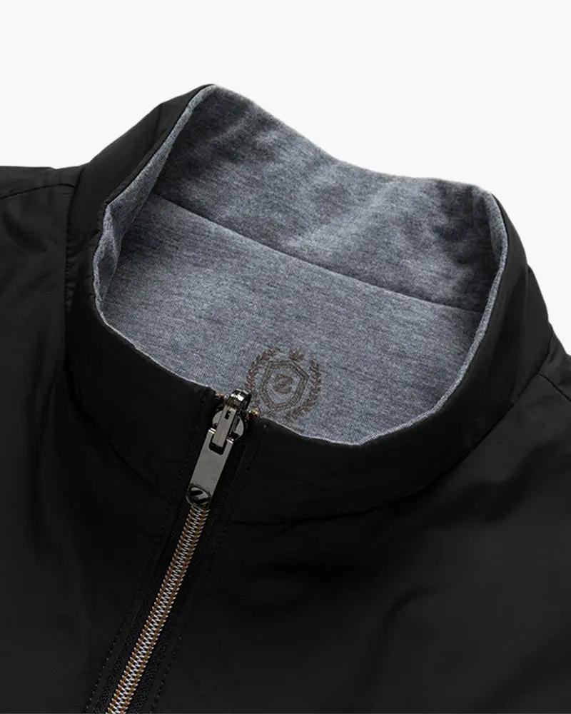 Gilet en polaire slim coupe de la marque Old Money, noir, léger et ajusté, porté en extérieur.
