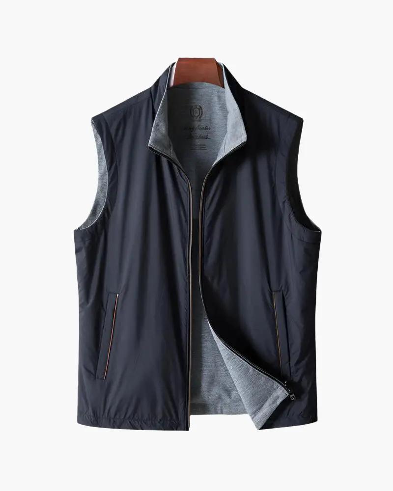 Gilet en polaire slim coupe de la marque Old Money, noir, léger et ajusté, porté sur un fond neutre.