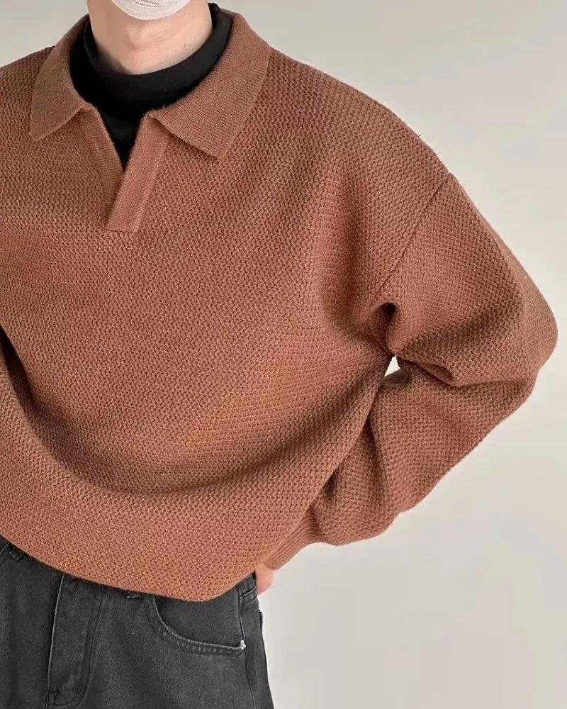 Pull en maille texturée noir de Old Money, polo classique avec col et boutons, porté de face.