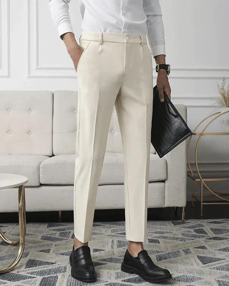 Pantalon stretch noir Augusto de la marque Old Money, ajusté, en tissu flexible, vue de devant sur fond blanc