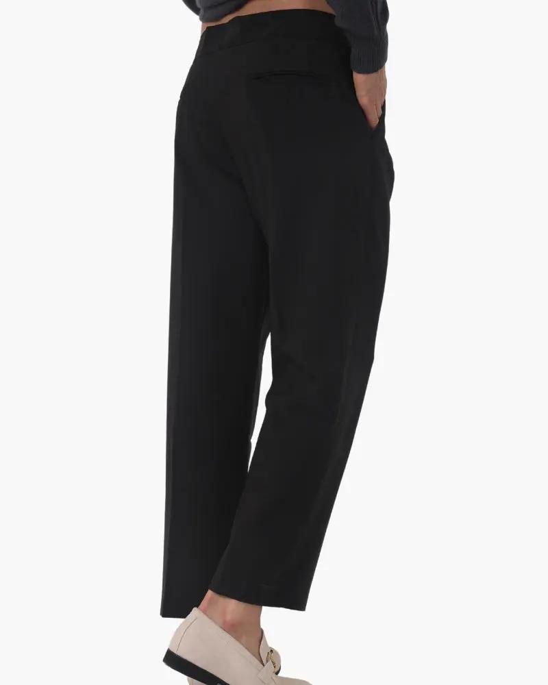 Pantalon taille haute Paris de la marque Old Money, coupe ajustée, en tissu noir, vue de face sur fond neutre.