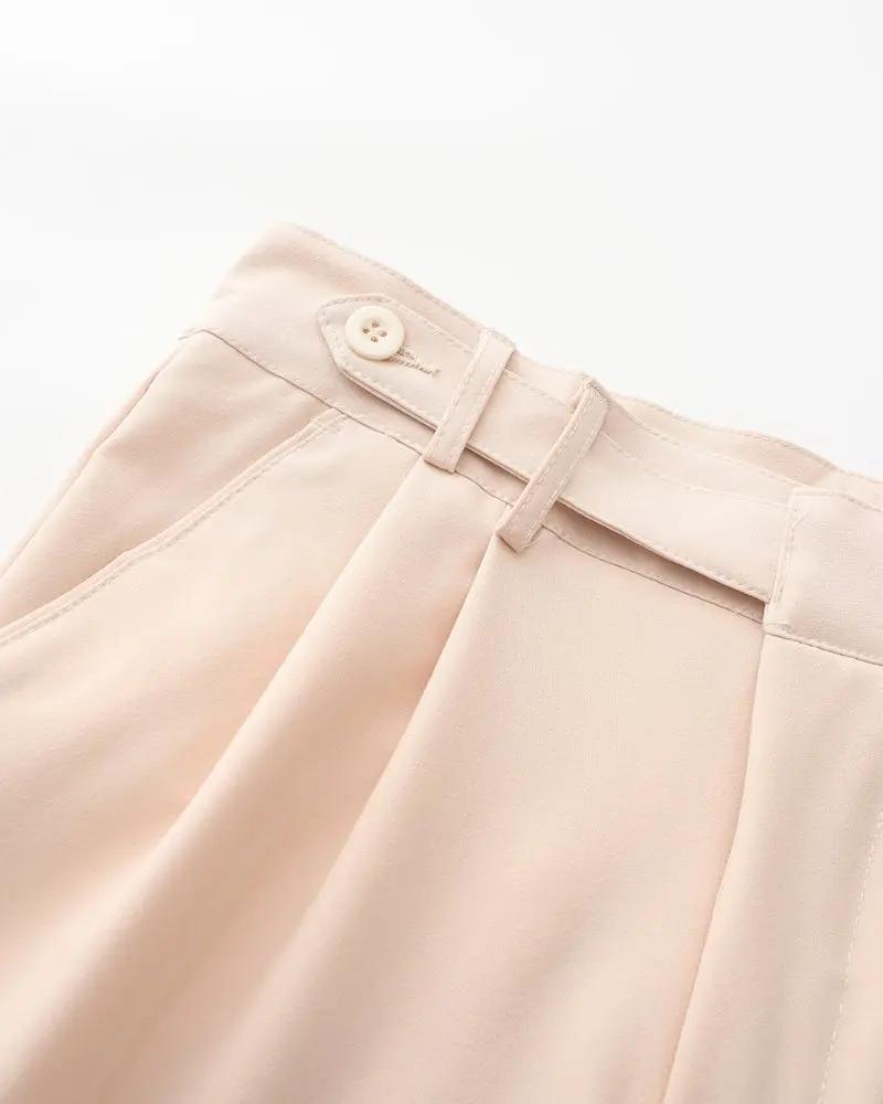 Pantalon taille haute Paris de Old Money en tissu noir, coupe ajustée, finition élégante, porté avec une blouse blanche.