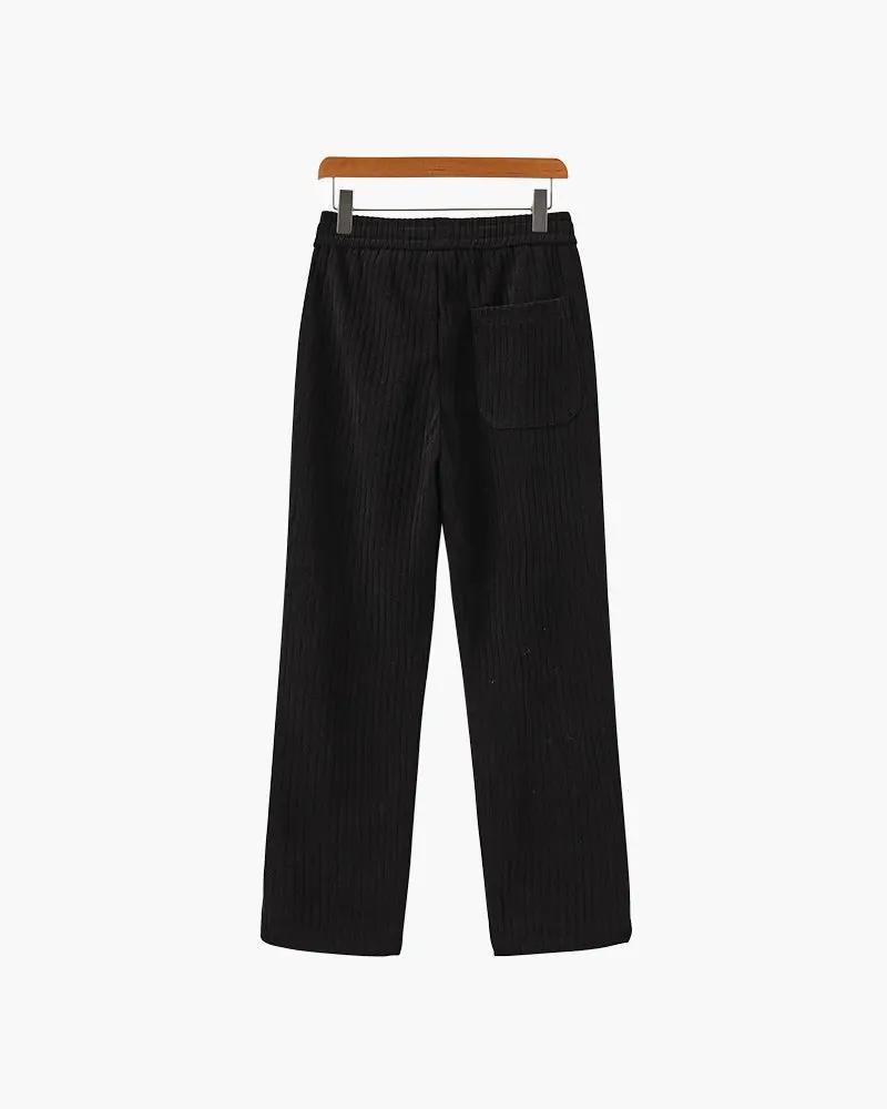 Pantalon en velours romain noir Old Money, coupe ajustée pour femme, tissu doux et élégant.