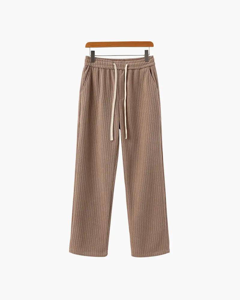 Pantalon en velours romain noir Old Money, coupe ajustée, visible en détail sur fond neutre.