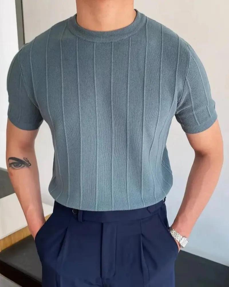 T-shirt côtelé Old Money bleu avec col rond, tissu texturé, porté sur mannequin.
