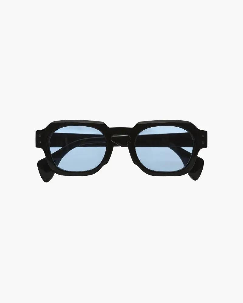 Lunettes de soleil Monaco Old Money avec monture bleue et verres teintés, style tendance et protection solaire.