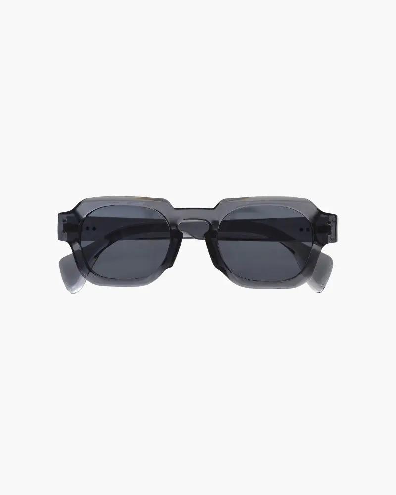 Lunettes de soleil Monaco Old Money avec monture bleue et verres foncés, style élégant et moderne pour un look sophistiqué