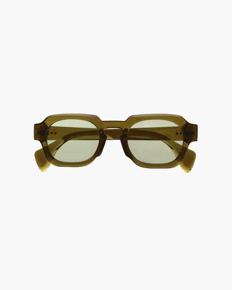 Lunettes de soleil Monaco Old Money avec monture bleue et verres foncés, style tendance et élégant.