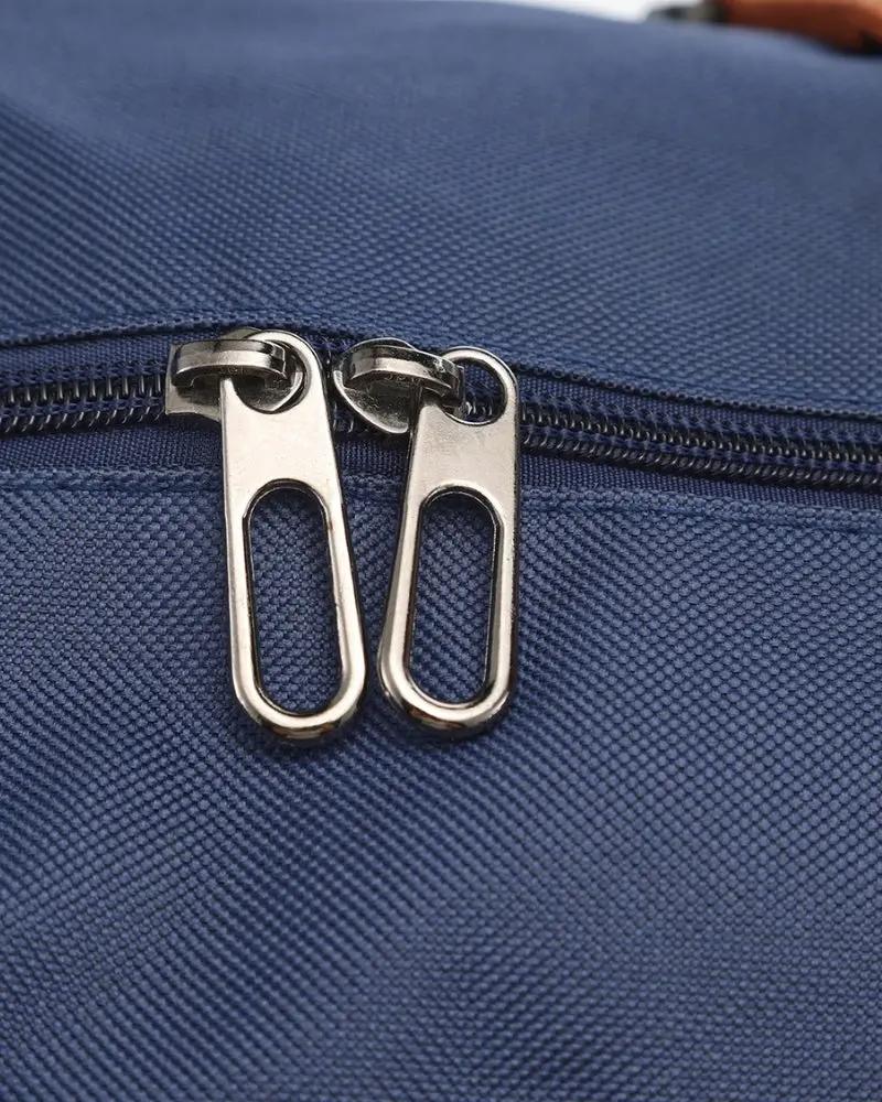 Sac de voyage Old Money Nova Duffle en cuir bleu, avec poignées robustes et fermeture zippée, pour un style élégant et pratique.