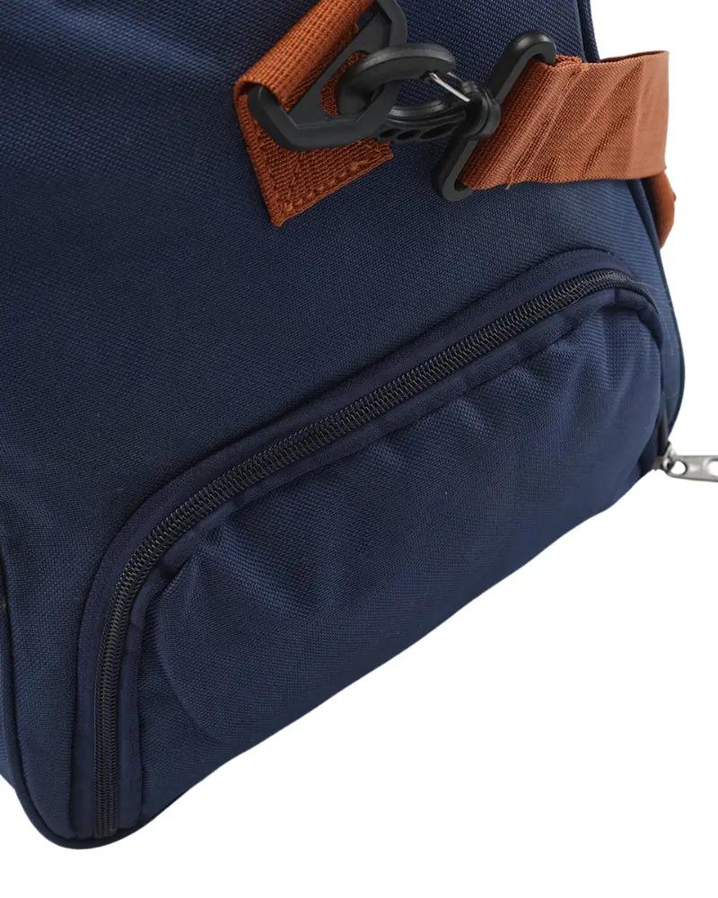 Sac de voyage Nova Duffle d'Old Money en tissu bleu, avec poignées robustes et fermeture éclair visible.