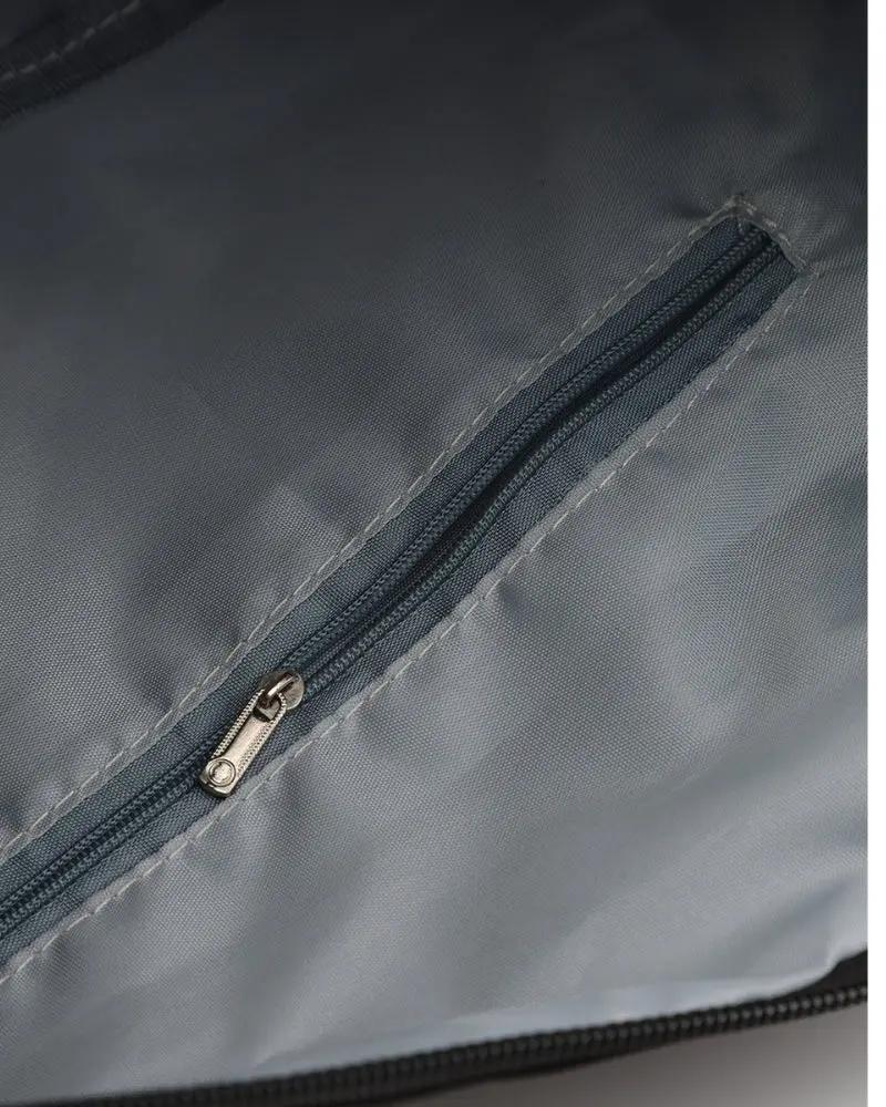 Sac de voyage Nova Duffle d'Old Money en tissu bleu, avec poignées robustes et fermeture zippée.