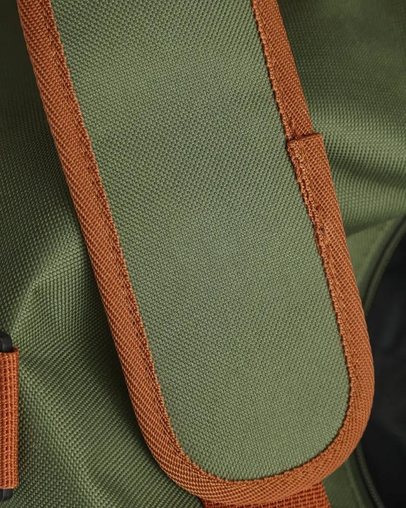Sac de voyage Old Money Nova Duffle en cuir bleu, avec poignées robustes et fermeture zippée, pour un style élégant et pratique.