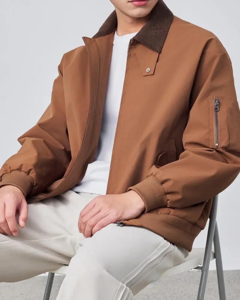 Veste Harrington classique Old Money de couleur marron, style intemporel, en tissu léger avec col côtelé et poches frontales.