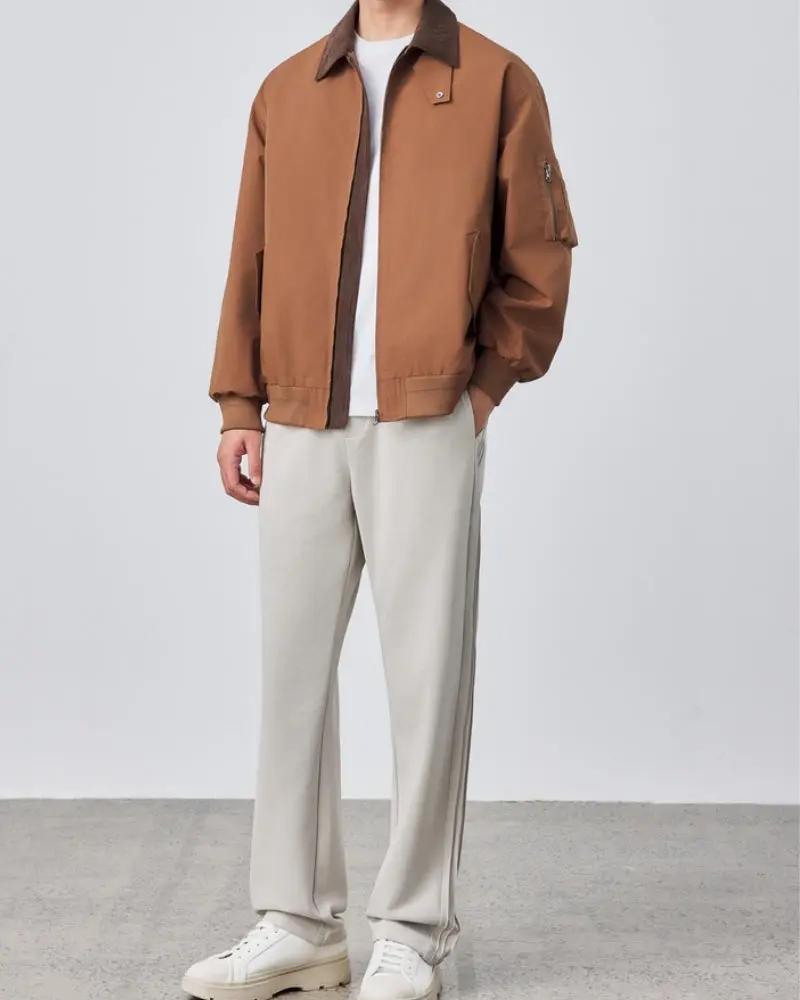 Veste Harrington classique Old Money de couleur marron, coupe ajustée et détails élégants, vue de face sur fond neutre.