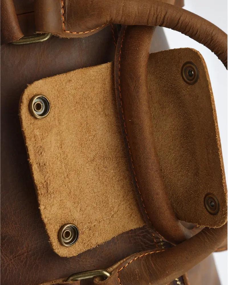 Sac de voyage en cuir Montague de Old Money, brun, avec poignées robustes et finition élégante pour un style sophistiqué.
