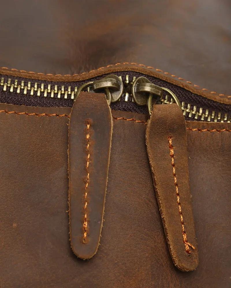 Sac de voyage en cuir Montague Old Money, brun, avec poignées robustes et fermeture éclair, élégant et pratique.