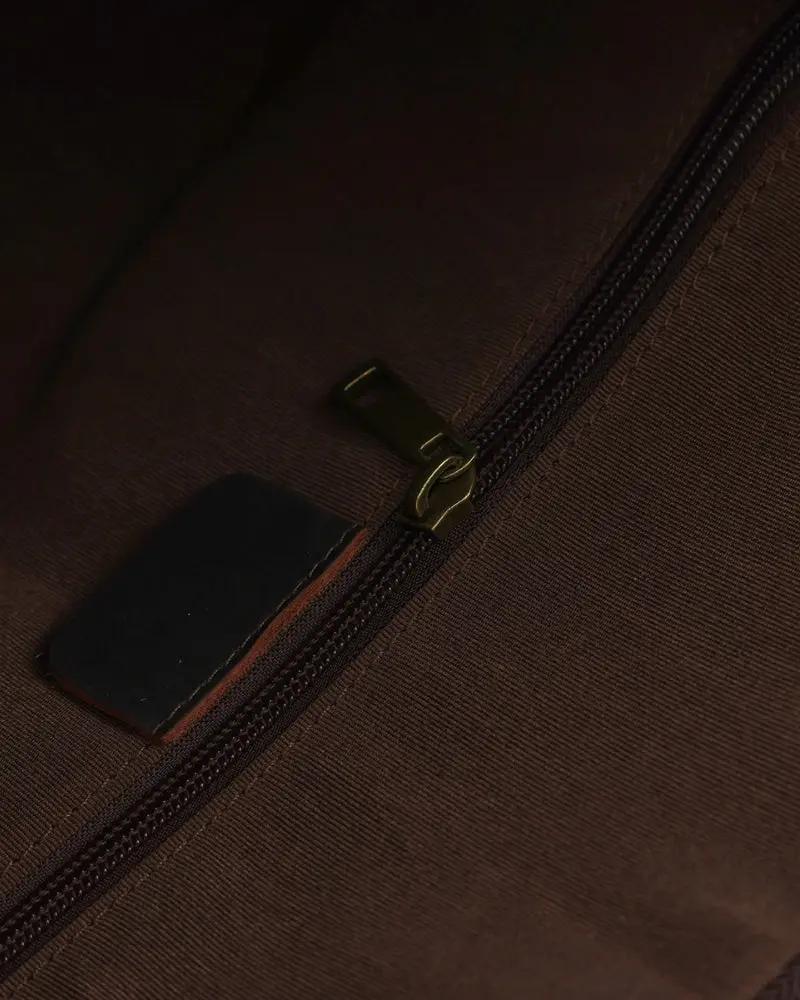 Sac de voyage en cuir Montague Old Money marron avec poignées et fermeture en métal, vue de face.