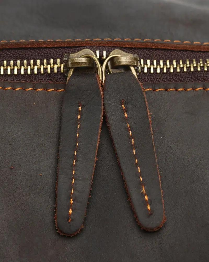 Sac de voyage en cuir Old Money Montague Duffle marron avec poignées robustes et fermeture métallique visible.