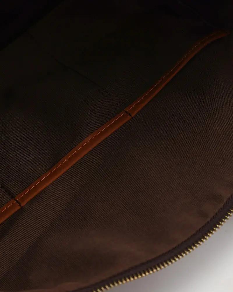 Sac de voyage en cuir Montague de la marque Old Money, brun, avec poignées et fermeture robuste, idéal pour les voyages.