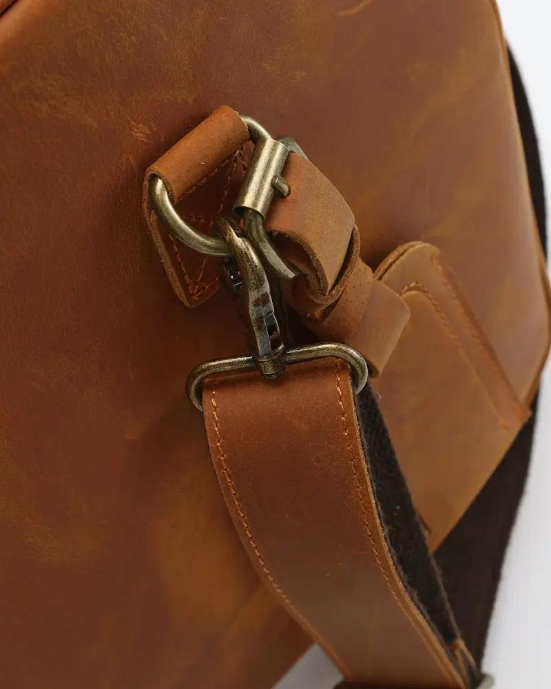 Sac de voyage en cuir Old Money Montague Duffle marron avec poignées et fermeture éclair, vue de côté.