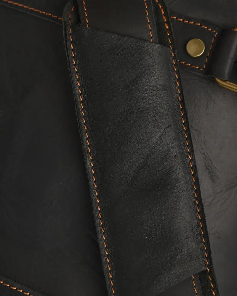 Sac de voyage en cuir marron Old Money Montague Duffle avec poignées solides et fermeture robuste, idéal pour le voyage.