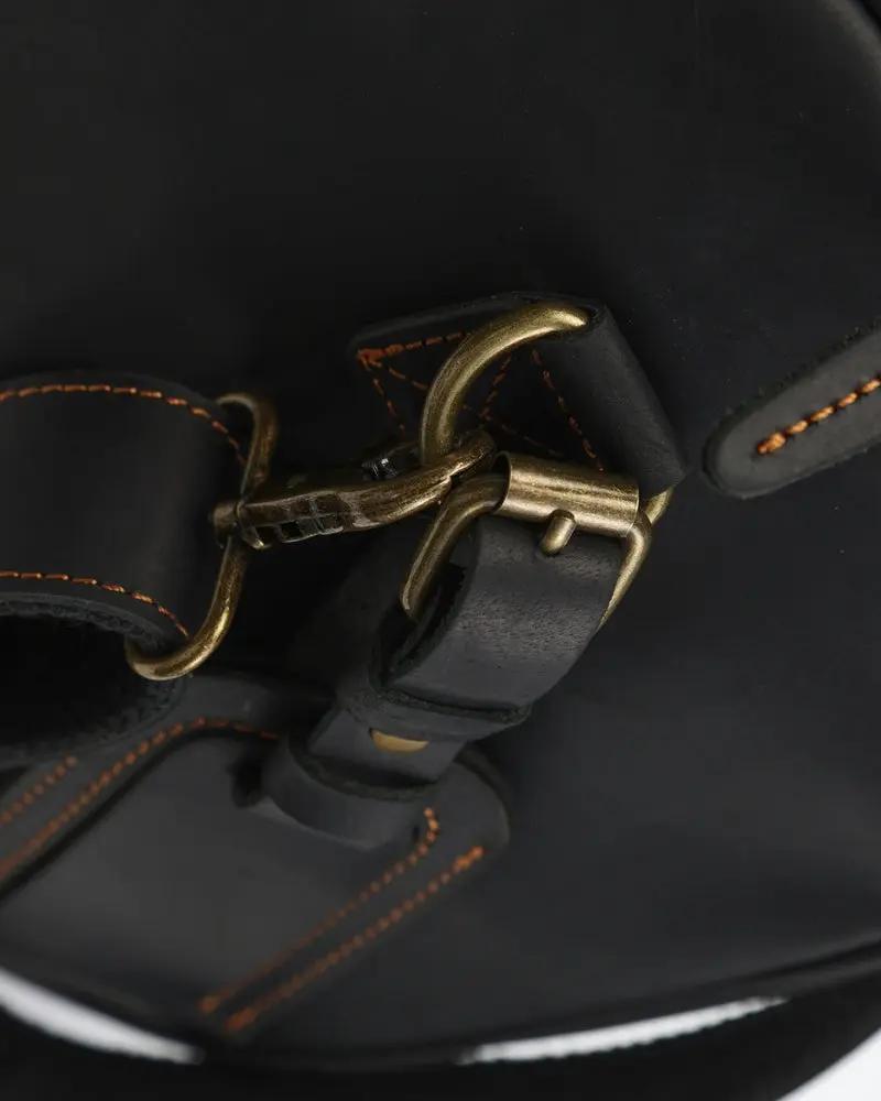 Sac de voyage en cuir Montague de Old Money, brun, avec poignées robustes et poche extérieure, parfait pour les voyages élégants.