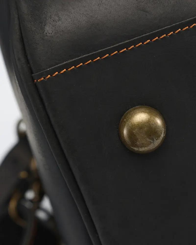 Sac de voyage en cuir Montague de la marque Old Money, brun avec poignées et fermeture en métal visible.
