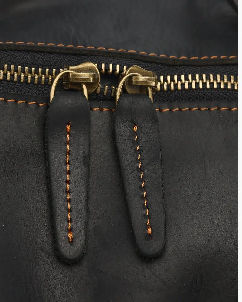 Sac de voyage en cuir marron Old Money Montague Duffle avec poignées robustes et fermeture éclair visible.