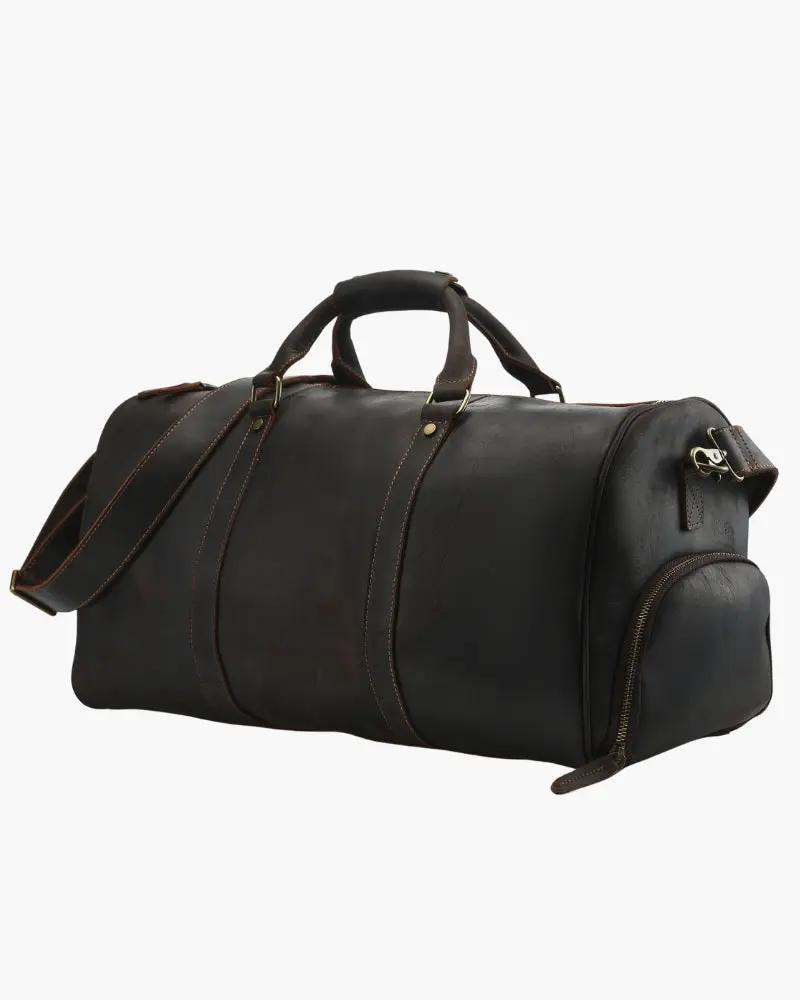 Sac de voyage en cuir marron Old Money Montague Duffle avec poignées robustes et fermeture éclair.